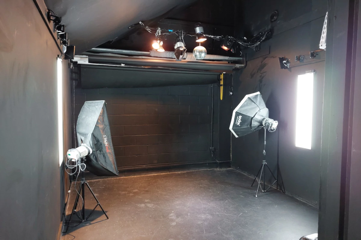 black studio2 flash and continuous lighting rail1200x800 