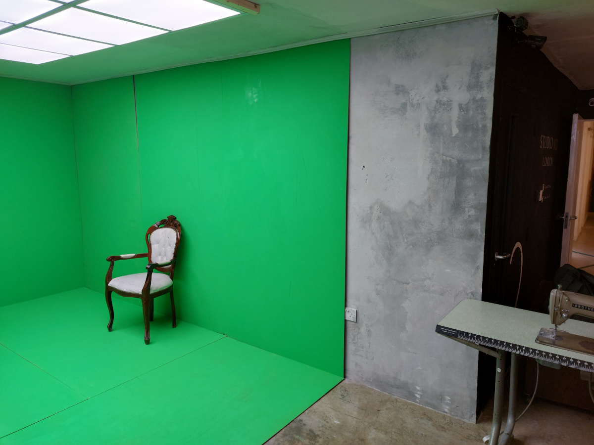 green screen lounge and studio2 door and corridor