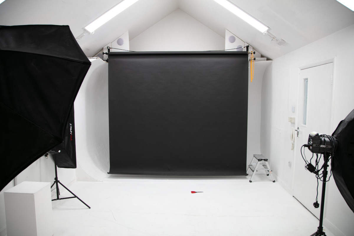 white studio1 with black colorama background elinchrom flash heads